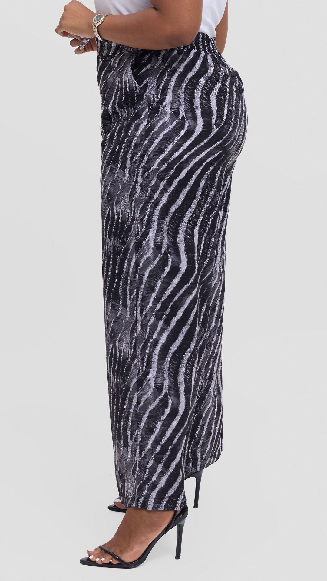 Vivo Maisha Straight Leg Pants in Crepe - Black / Grey Print