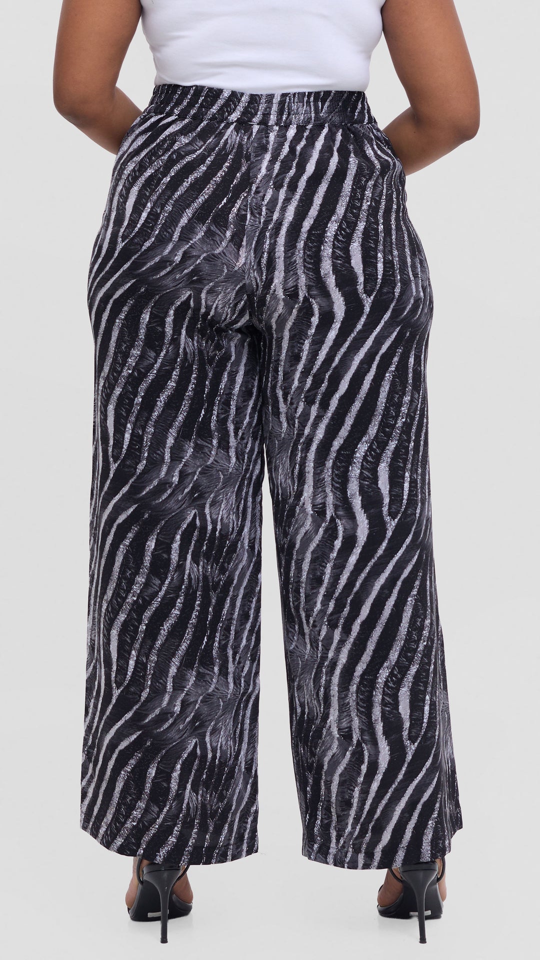Vivo Maisha Straight Leg Pants in Crepe - Black / Grey Print