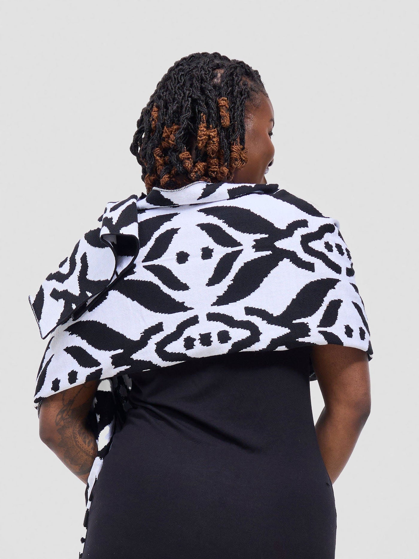 Vivo Lalani Scarf Without Fringes - Black / White Ukwi Print - Shopzetu