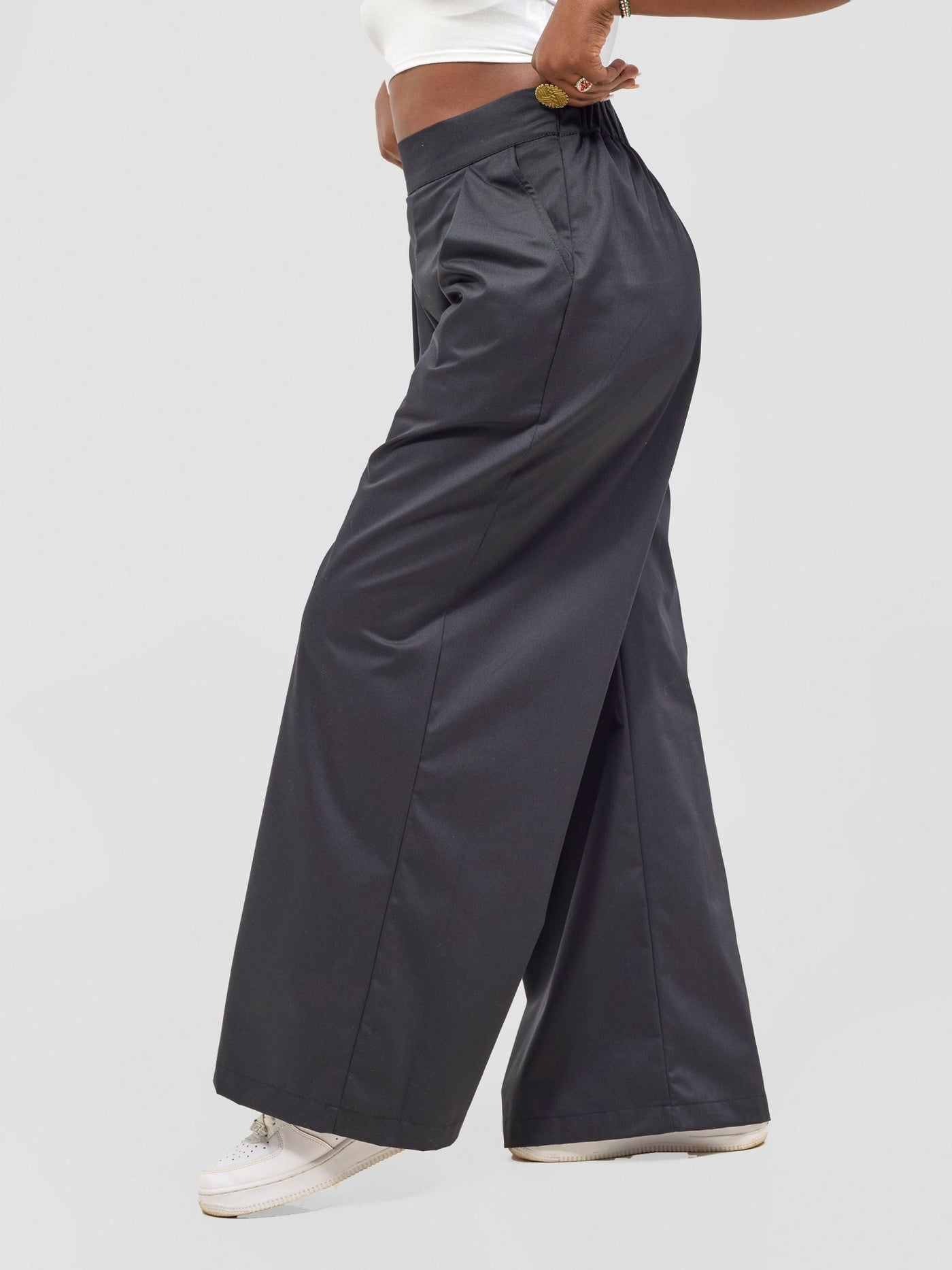 Zoya Kyro Straight Leg Pants - Black - Shopzetu