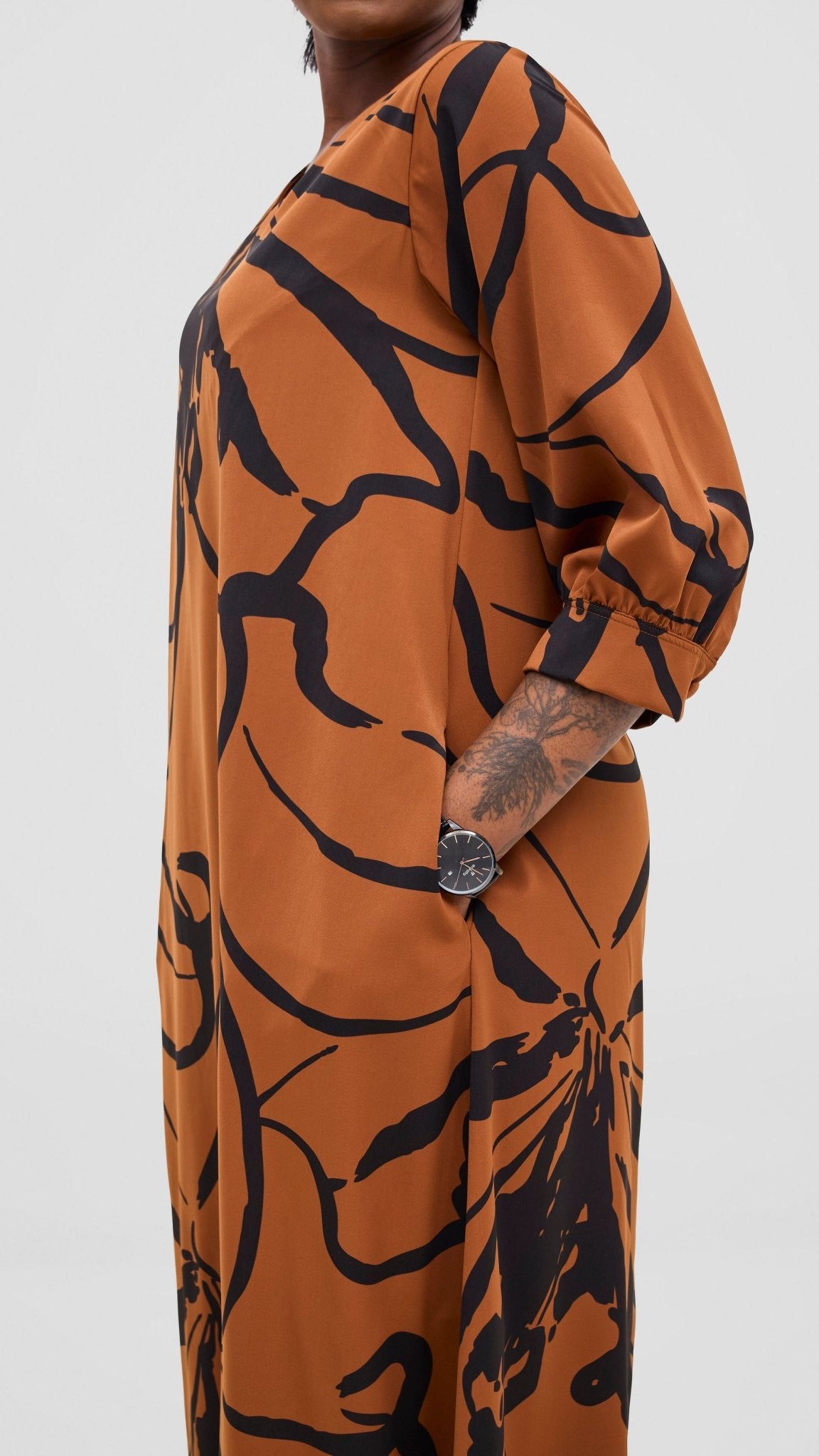 Vivo Hadiya Tie Maxi Dress - Brown / Black Luwe Print - Shopzetu