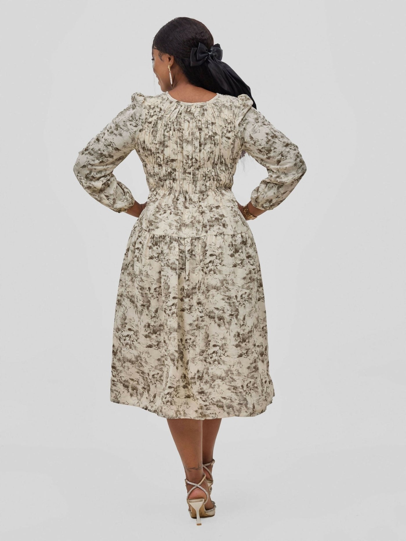 Hessed Floral Prints A Line Round Neck One Buttoned Dress - Beige - Shopzetu