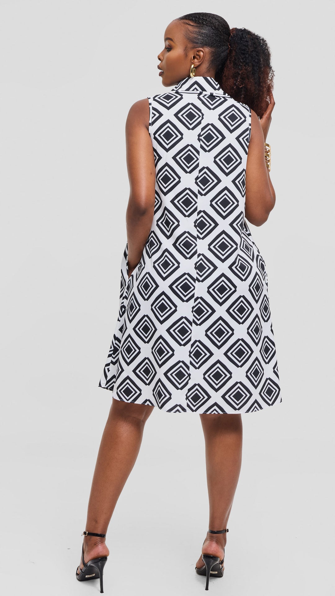 Vivo Asha Sleeveless Knee Length Dress In Crepe - White / Black Tori Print