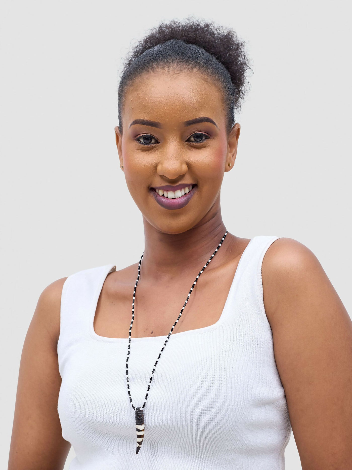 Dianaah J Beaded Necklace - Black / White - Shopzetu