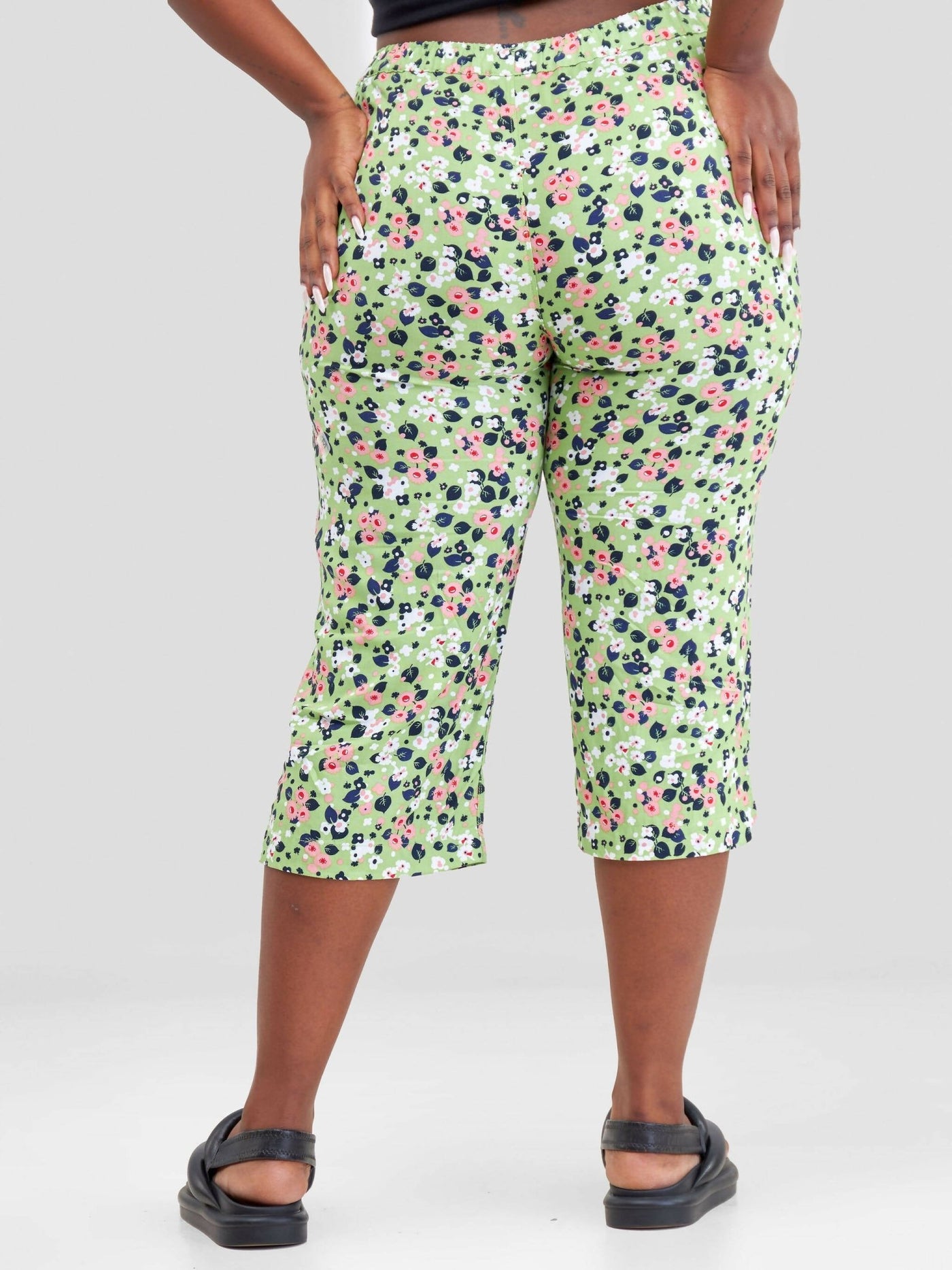 Hessed Flowered Capri Pants - Green - Shopzetu